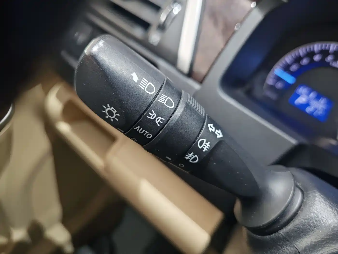 Toyota Camry 2015 2.0E Elite Edition фото 20
