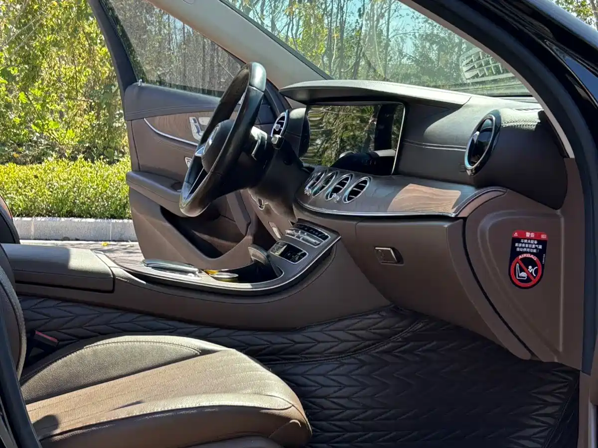Photo 9 - Mercedes-Benz E-Class