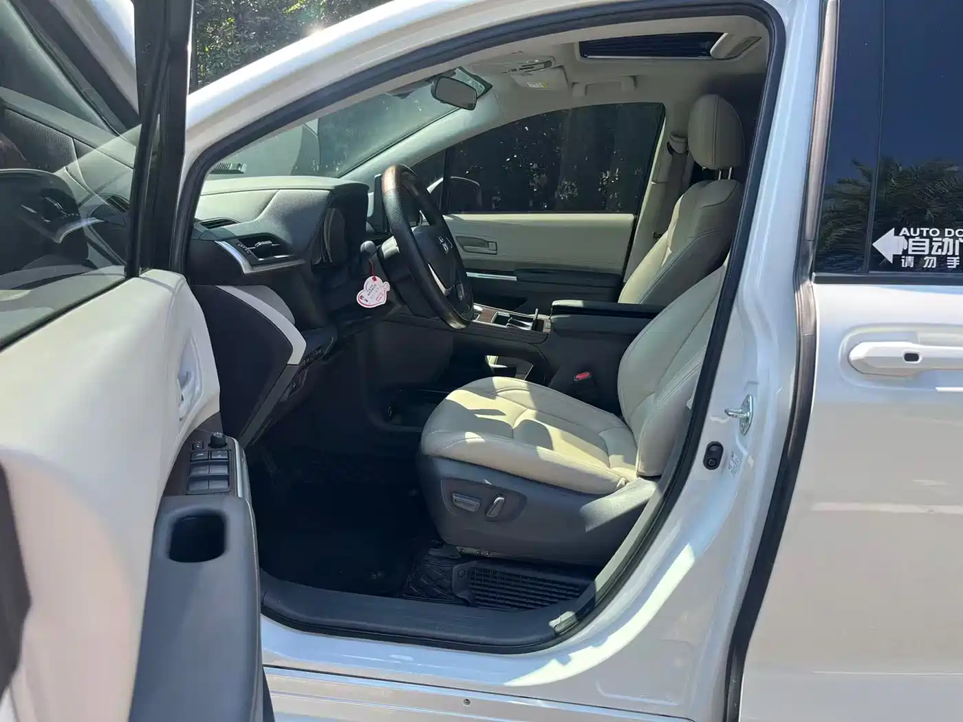 Toyota Sienna 2024 2.5L Hybrid Comfort Edition фото 4