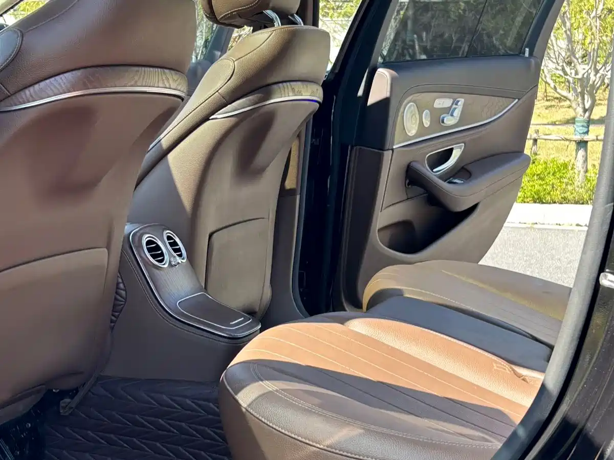 Photo 8 - Mercedes-Benz E-Class
