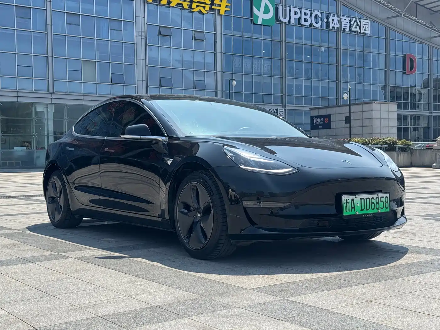 TESLA MODEL 3