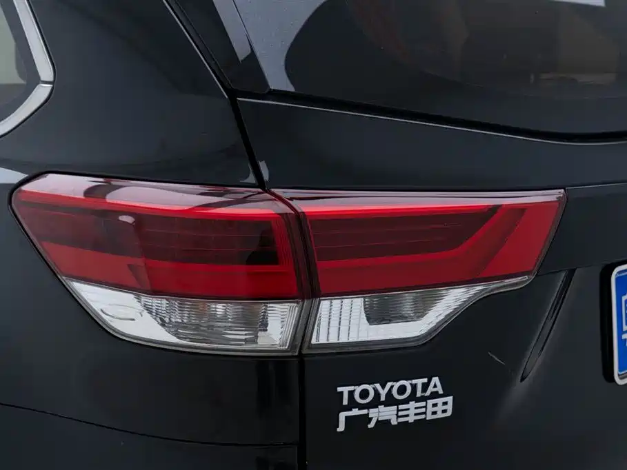 TOYOTA HIGHLANDER