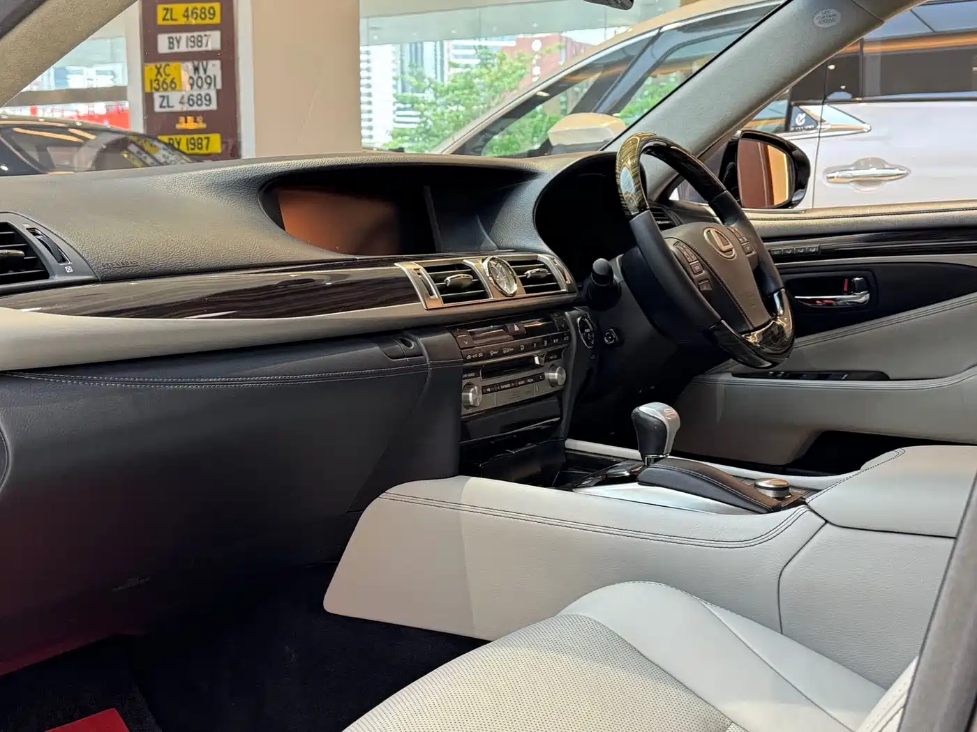 Lexus LS 2014 600hL фото 8