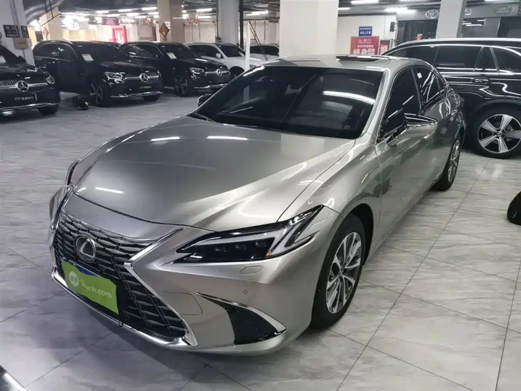 Lexus ES 2025 300h Ultimate Edition