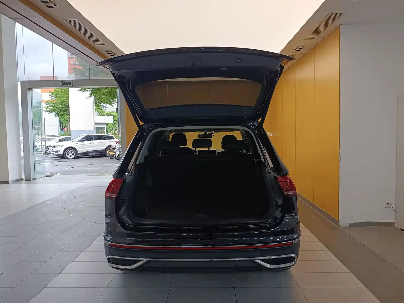 Фото 27 - Volkswagen Tiguan L