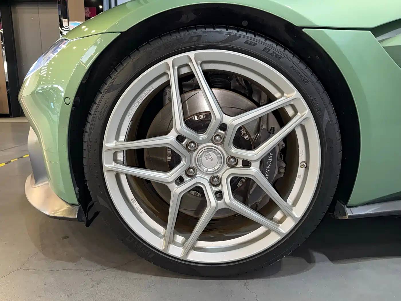 Aston Martin V8 Vantage 2018 4.0T V8 Coupe фото 6