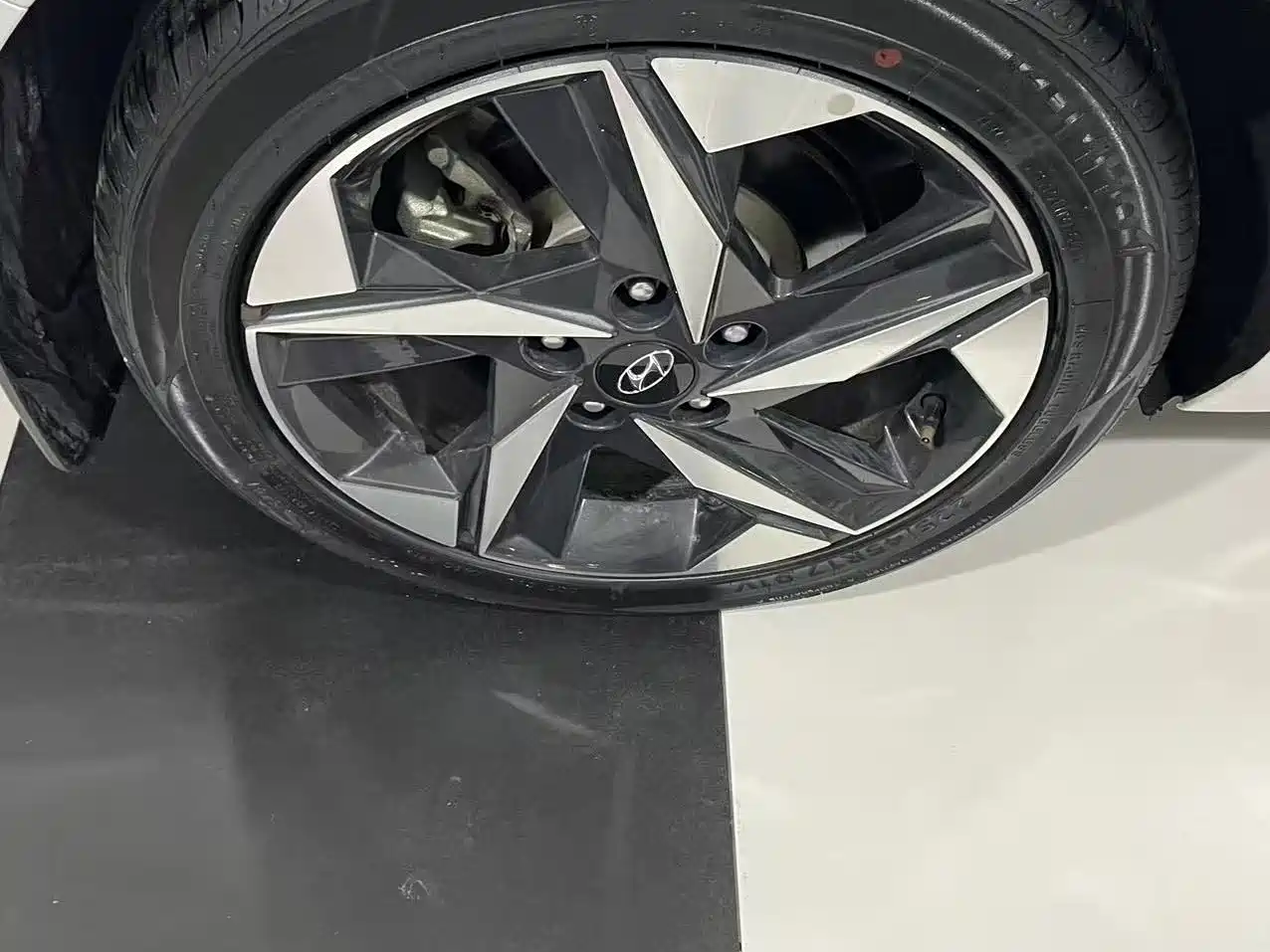 Hyundai Elantra 2022 1.5L CVT LUX Premium Edition фото 12