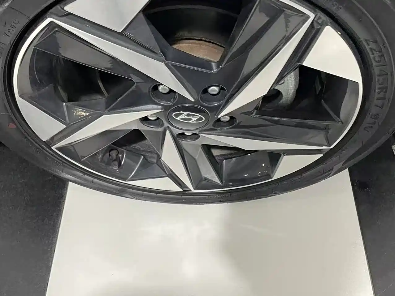 Hyundai Elantra 2022 1.5L CVT LUX Premium Edition фото 11