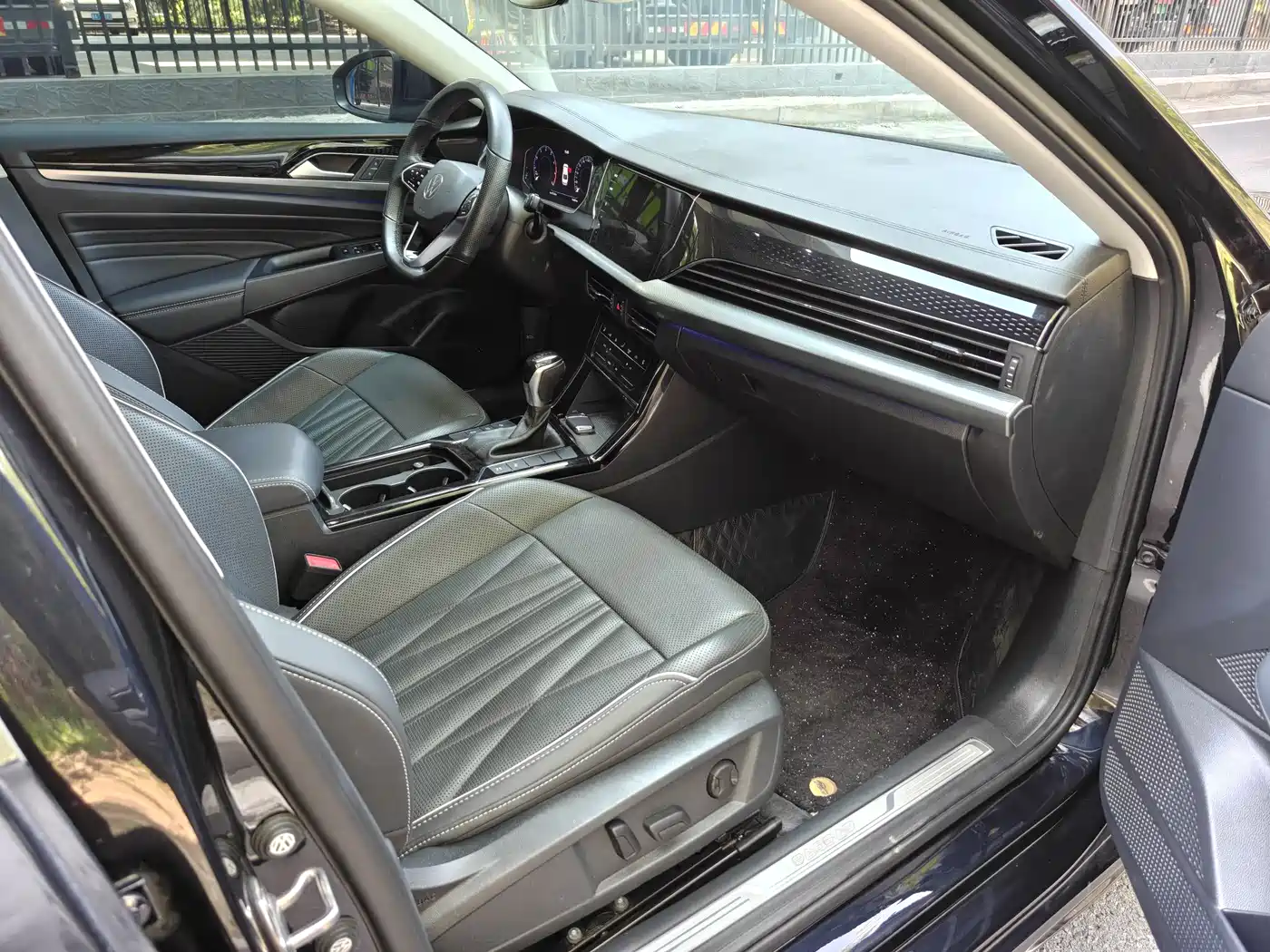 Volkswagen Passat 2023 330TSI Starlight Luxury Edition фото 12