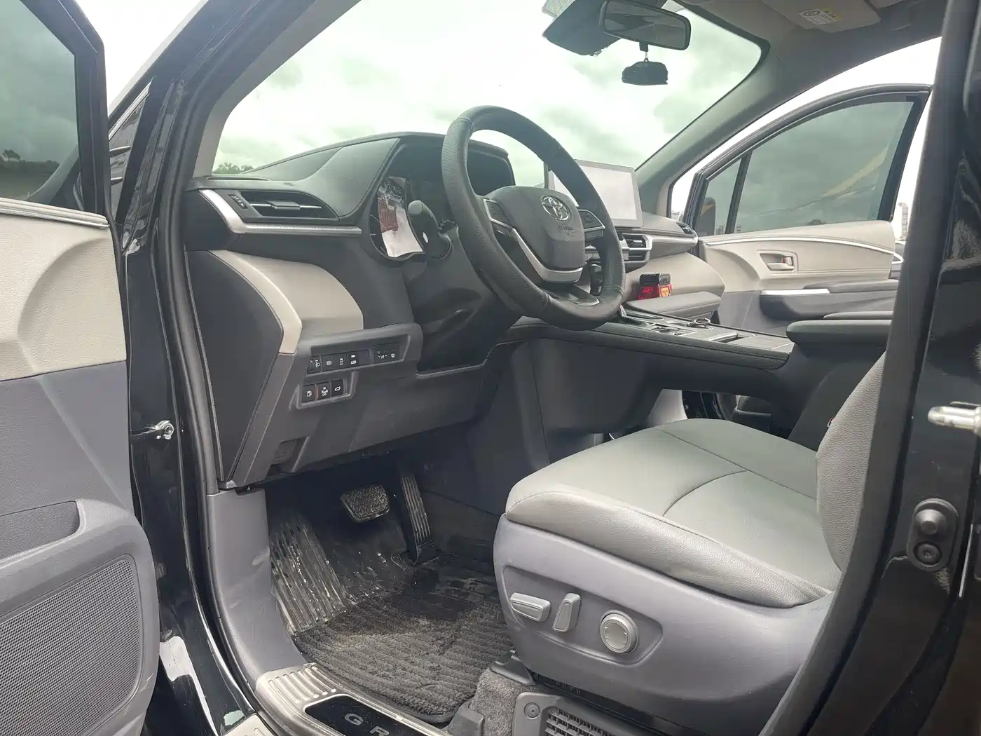 Toyota Granvia 2024 2023 2.5L Hybrid Luxury Edition