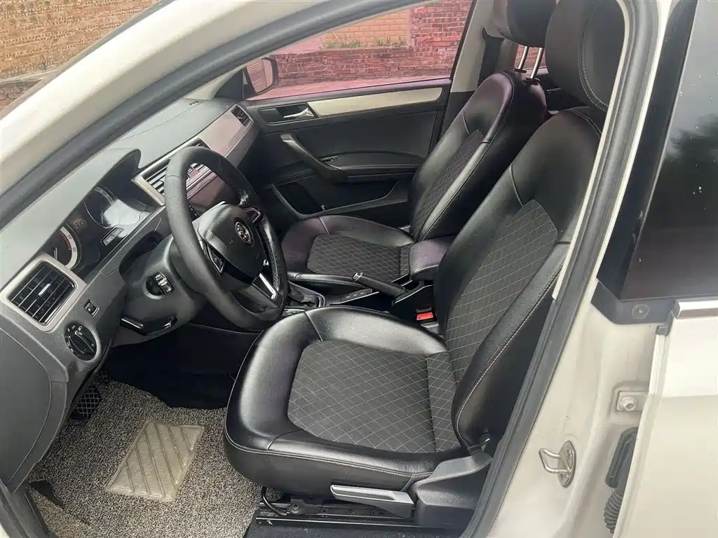Škoda Rapid 2018 1.6L Automatic Comfort Edition фото 8