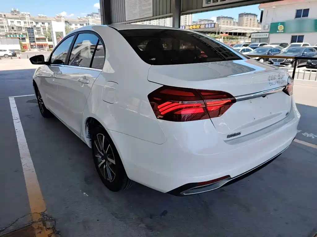 Фото 5 - Geely Emgrand