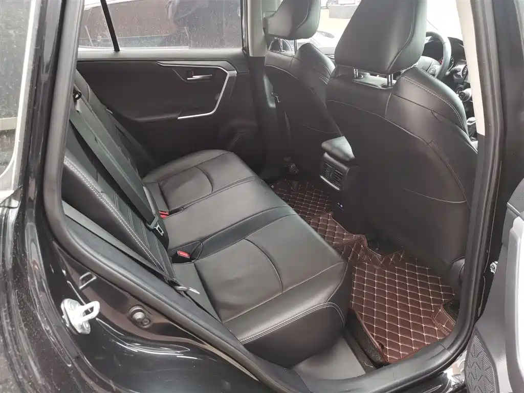 Toyota Wildlander 2022 2.0L CVT FWD Luxury Edition фото 17