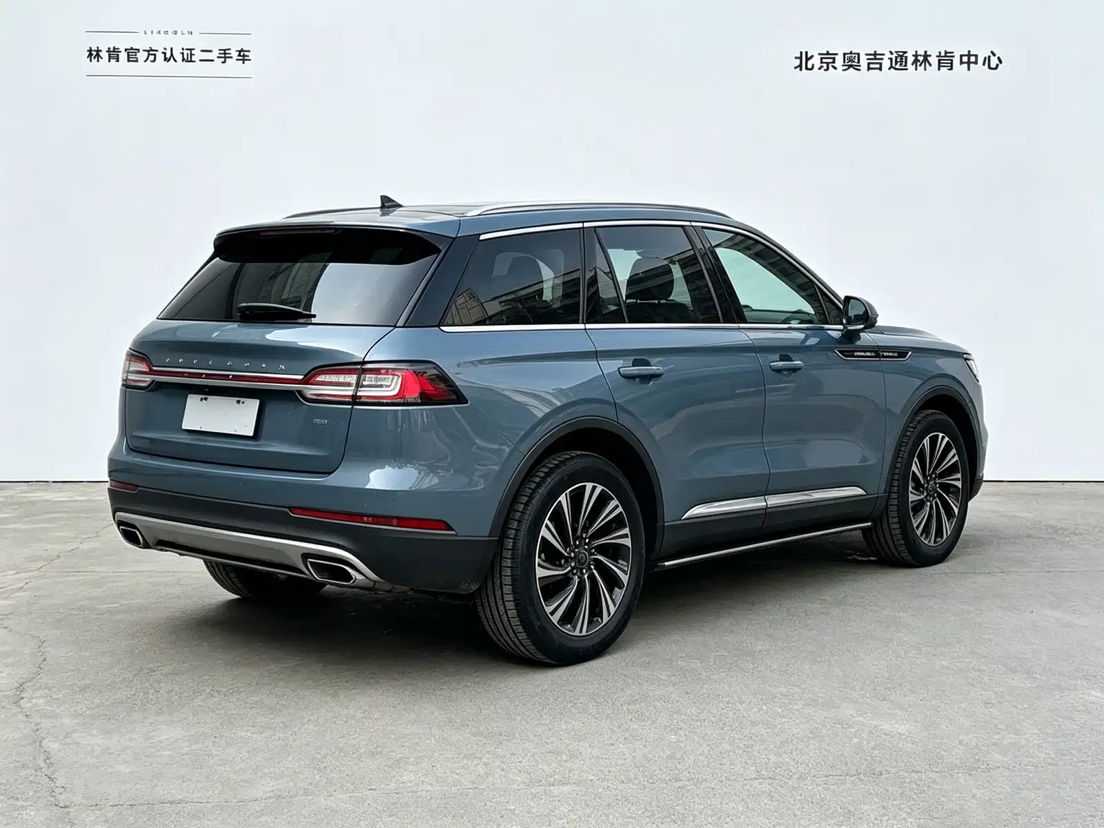 Photo 5 - Lincoln Aviator