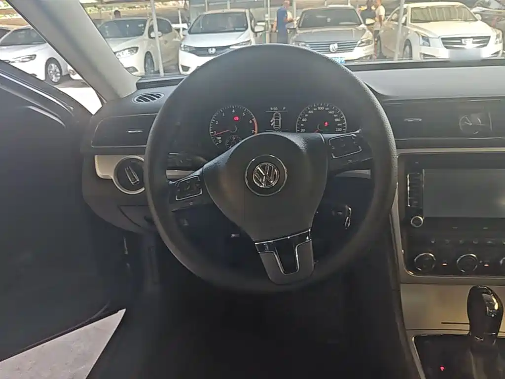 Volkswagen Passat 2015 1.8TSI DSG Honor Edition фото 11