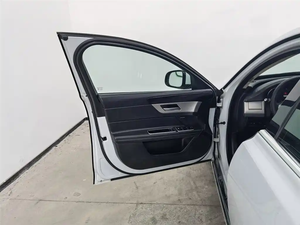 Jaguar XFL 2018 XFL 2.0T 200PS Elegance фото 8