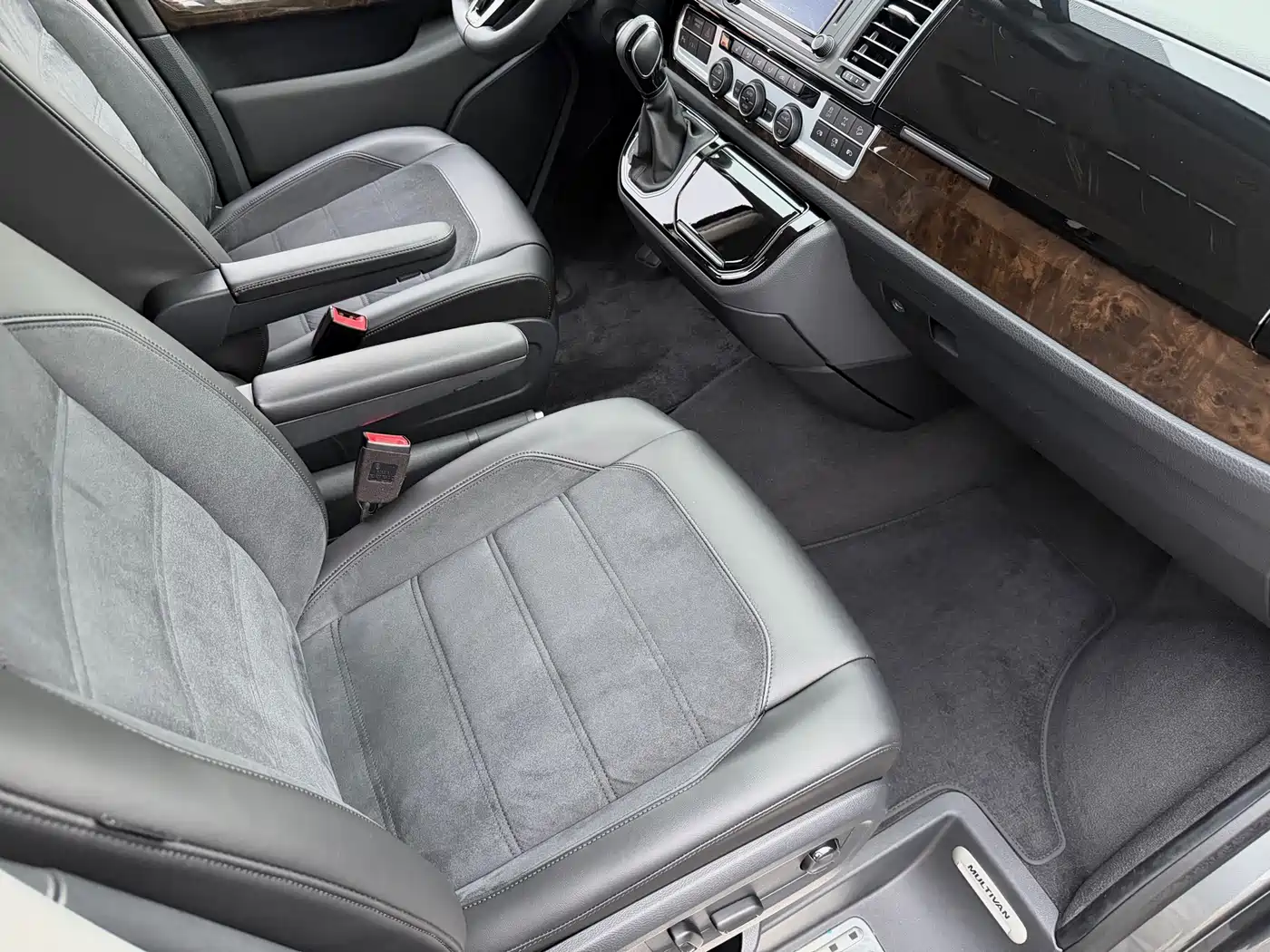 Volkswagen Multivan 2018 2.0TSI 4WD Explorer Edition 7-Seater фото 18