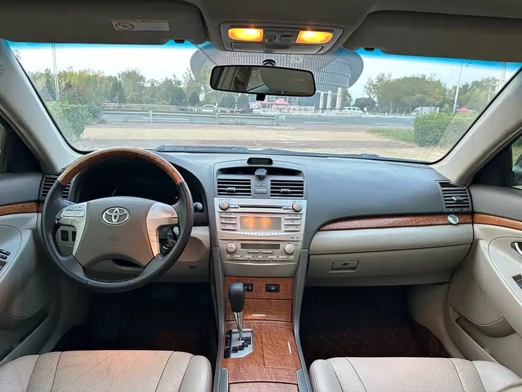 Photo 9 - Toyota Camry