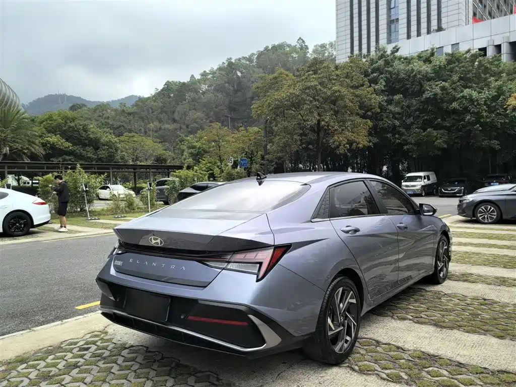 Hyundai Elantra 2023 Model 1.5L CVT LUX Premium Edition фото 14
