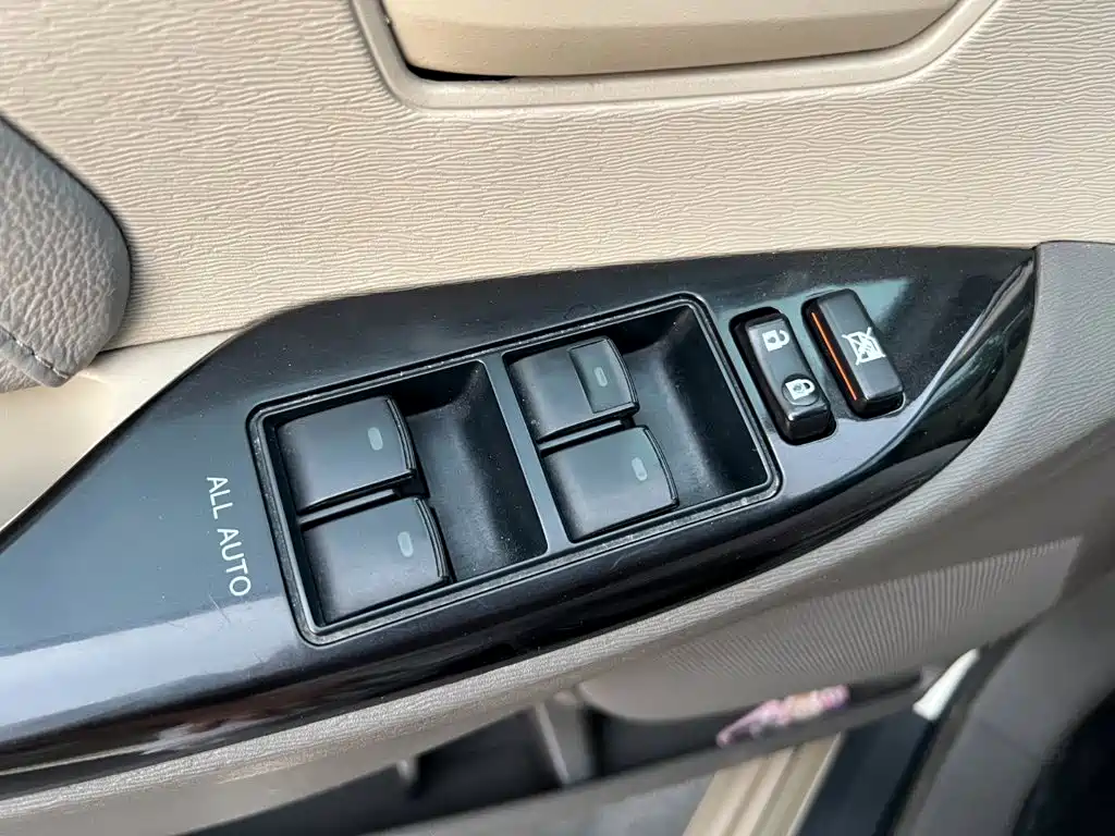 Photo 7 - Toyota Sienna