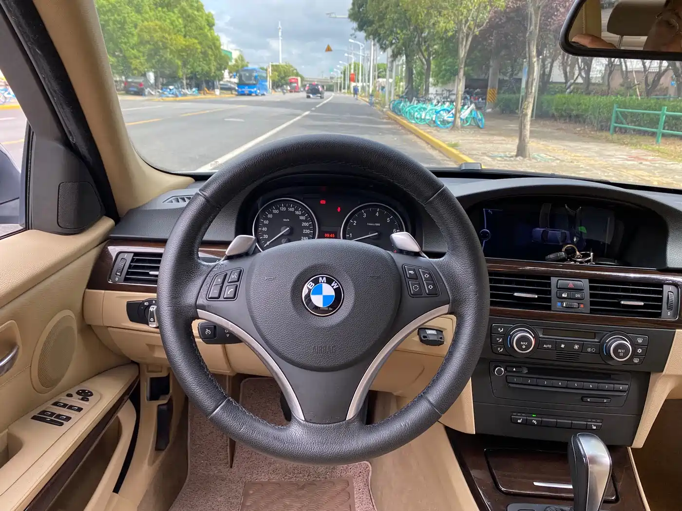 BMW 3 Series 2009 325i Luxury фото 5