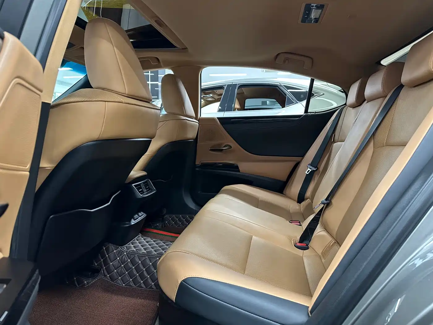Lexus ES 2021 200 Excellence Edition фото 9