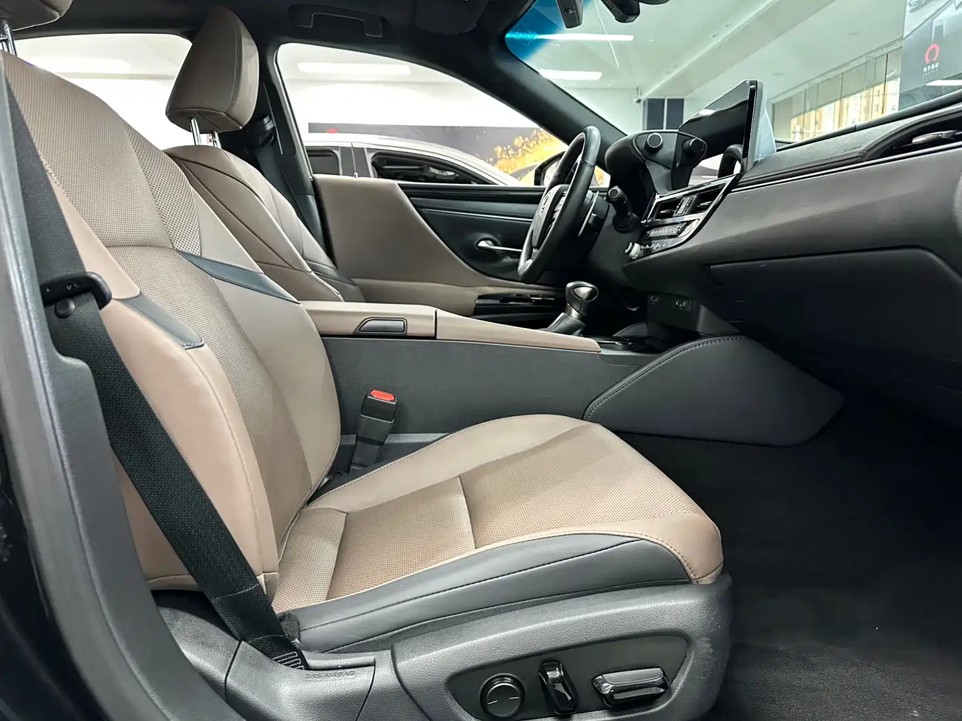 Lexus ES 2022 300h Ultimate Edition фото 12