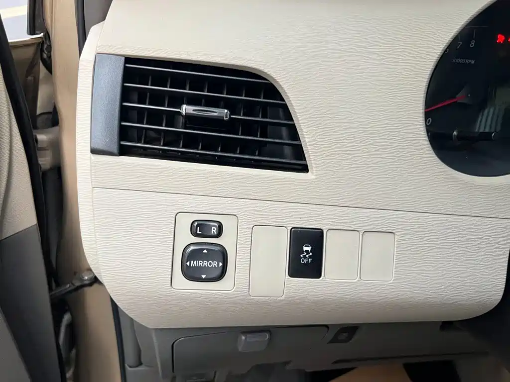 Photo 8 - Toyota Sienna