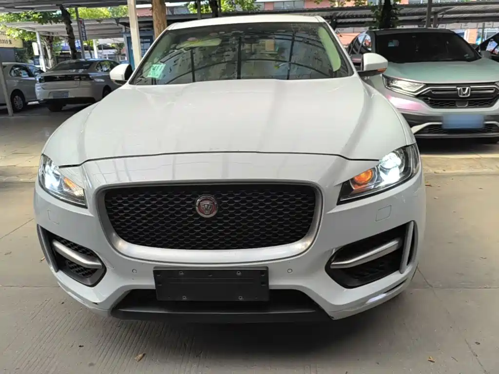 Фото 3 - Jaguar F-PACE