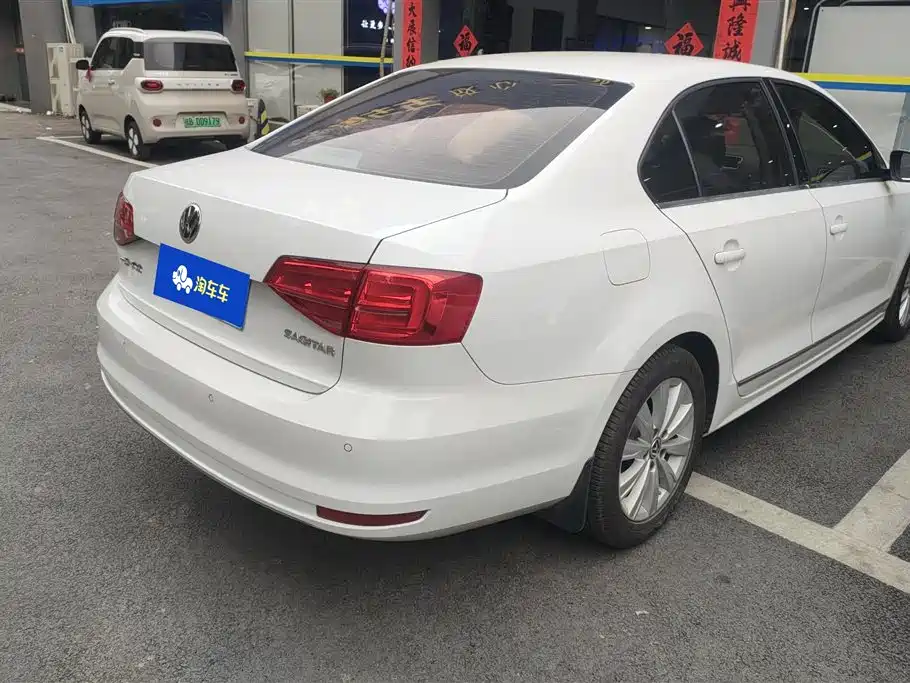 Volkswagen Sagitar 2015 1.6L Automatic Comfort фото 3