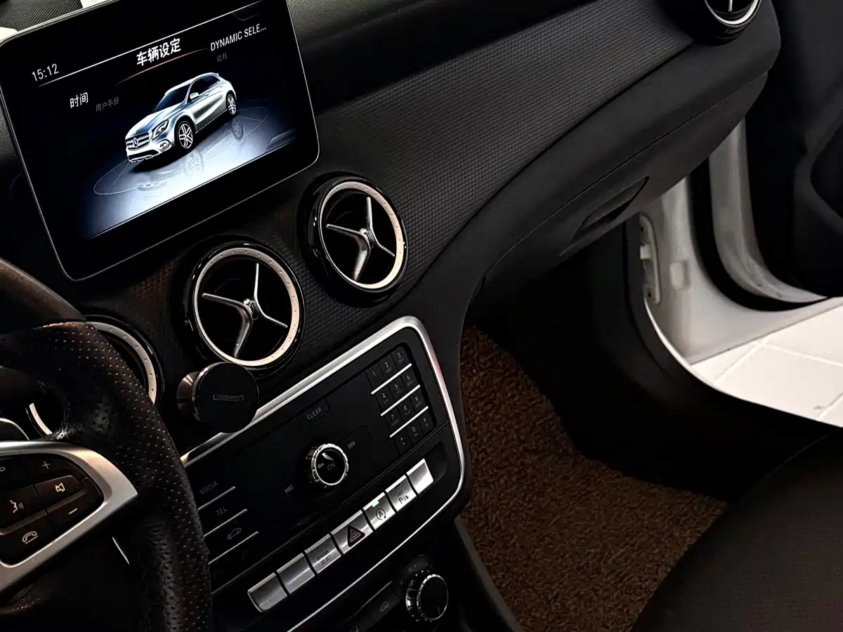 Фото 10 - Mercedes-Benz GLA