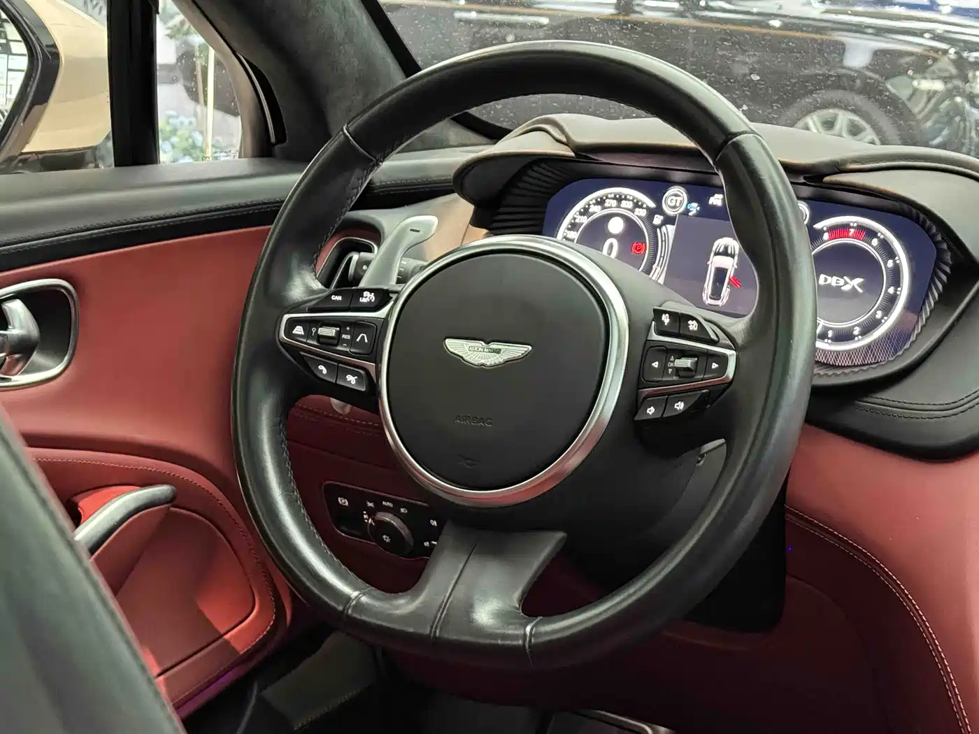 ASTON MARTIN DBX