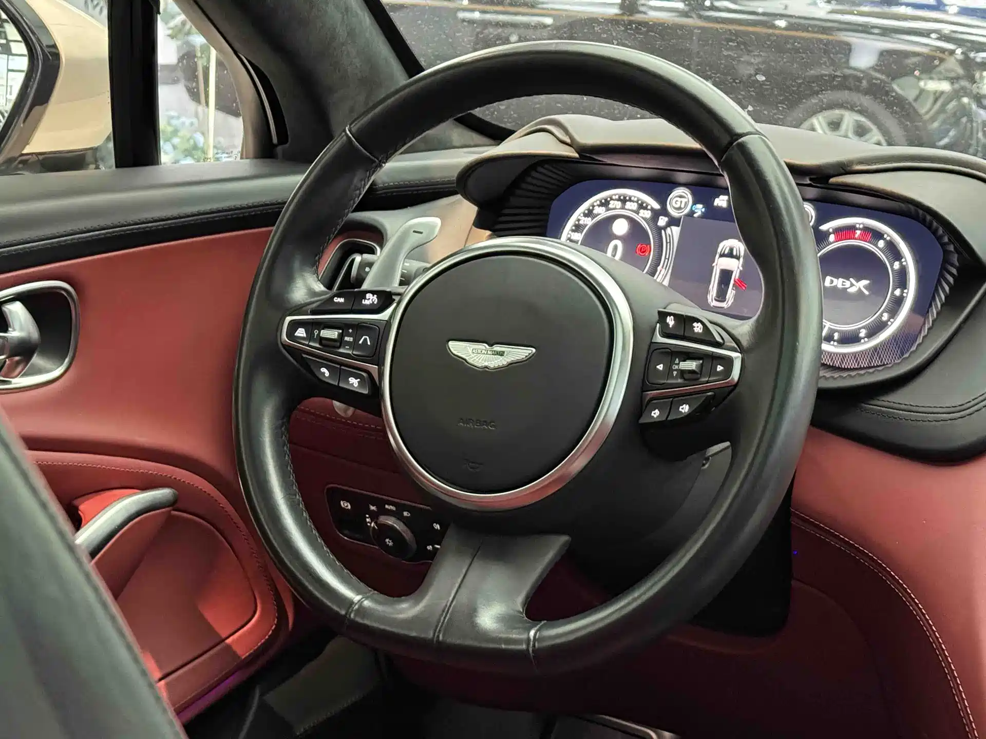 Фото 10 - Aston Martin DBX