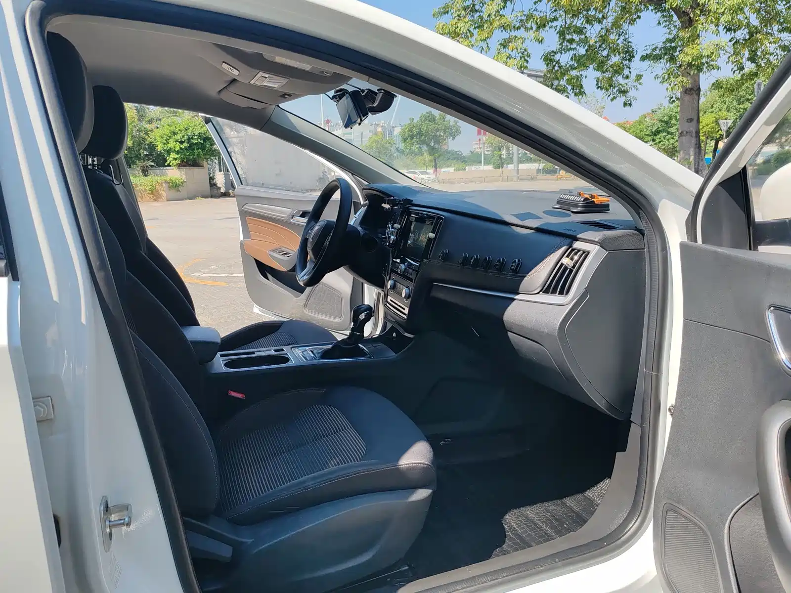 Фото 8 - Roewe i6