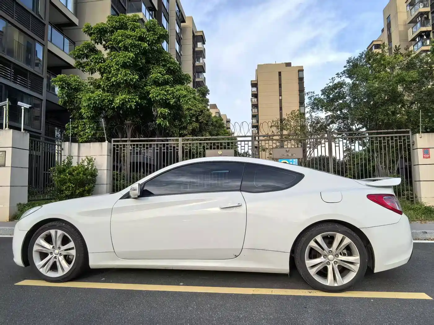 Hyundai Genesis Coupe 2010 2009 2.0T Automatic Elegant Edition