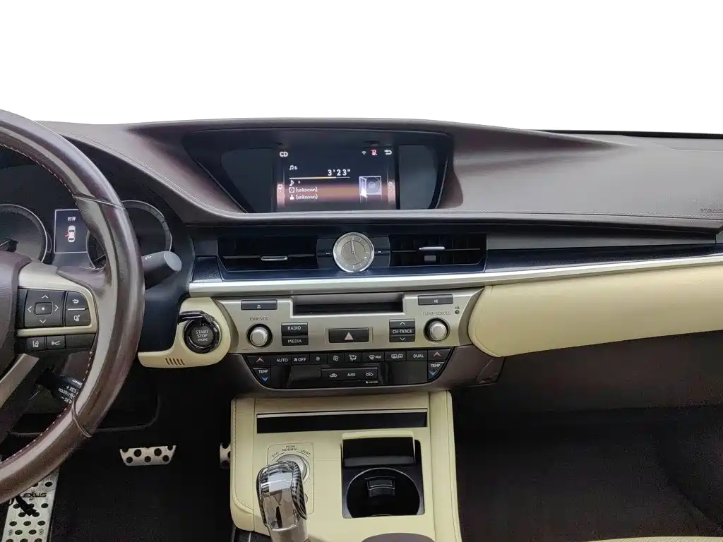 Фото 12 - Lexus ES