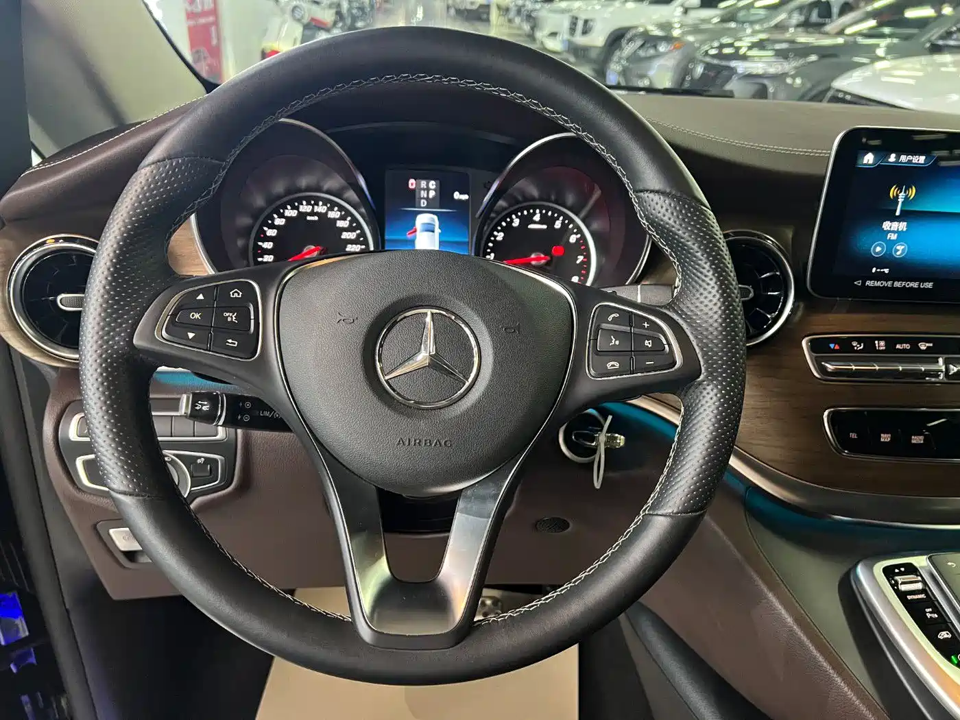 Mercedes-Benz V-Class 2022 V 260 L Long Wheelbase Luxury Edition фото 6