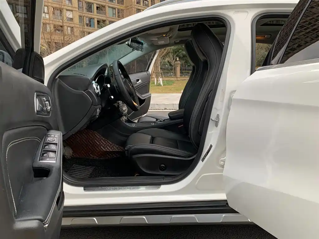 Mercedes-Benz GLA 2018 GLA 200 Dynamic фото 16