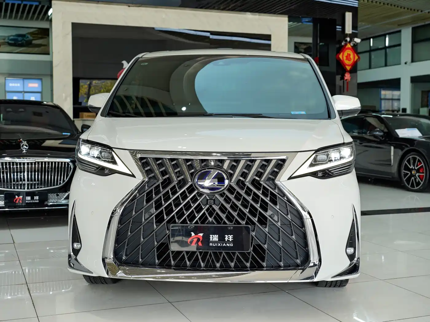 Lexus LM 2020 300h Seven-Seater Elegance Edition фото 2