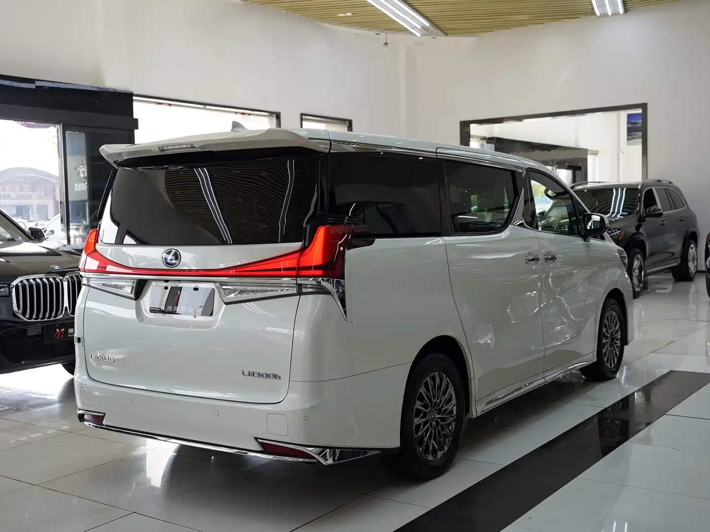 Lexus LM 2020 300h Seven-Seater Elegance Edition фото 20