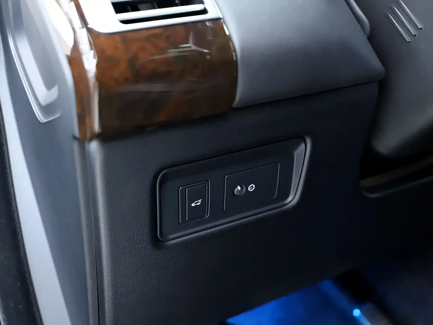Land Rover Range Rover 2020 3.0 L6 Heritage Extended Edition фото 16