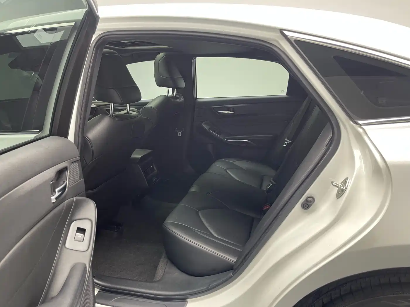Toyota Avalon 2022 2.0L Luxury Edition фото 6