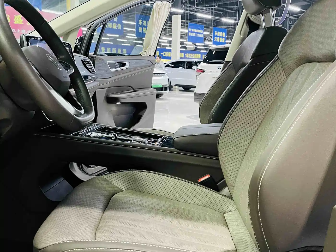 Volkswagen Viloran 2022 380TSI Premium Edition фото 7