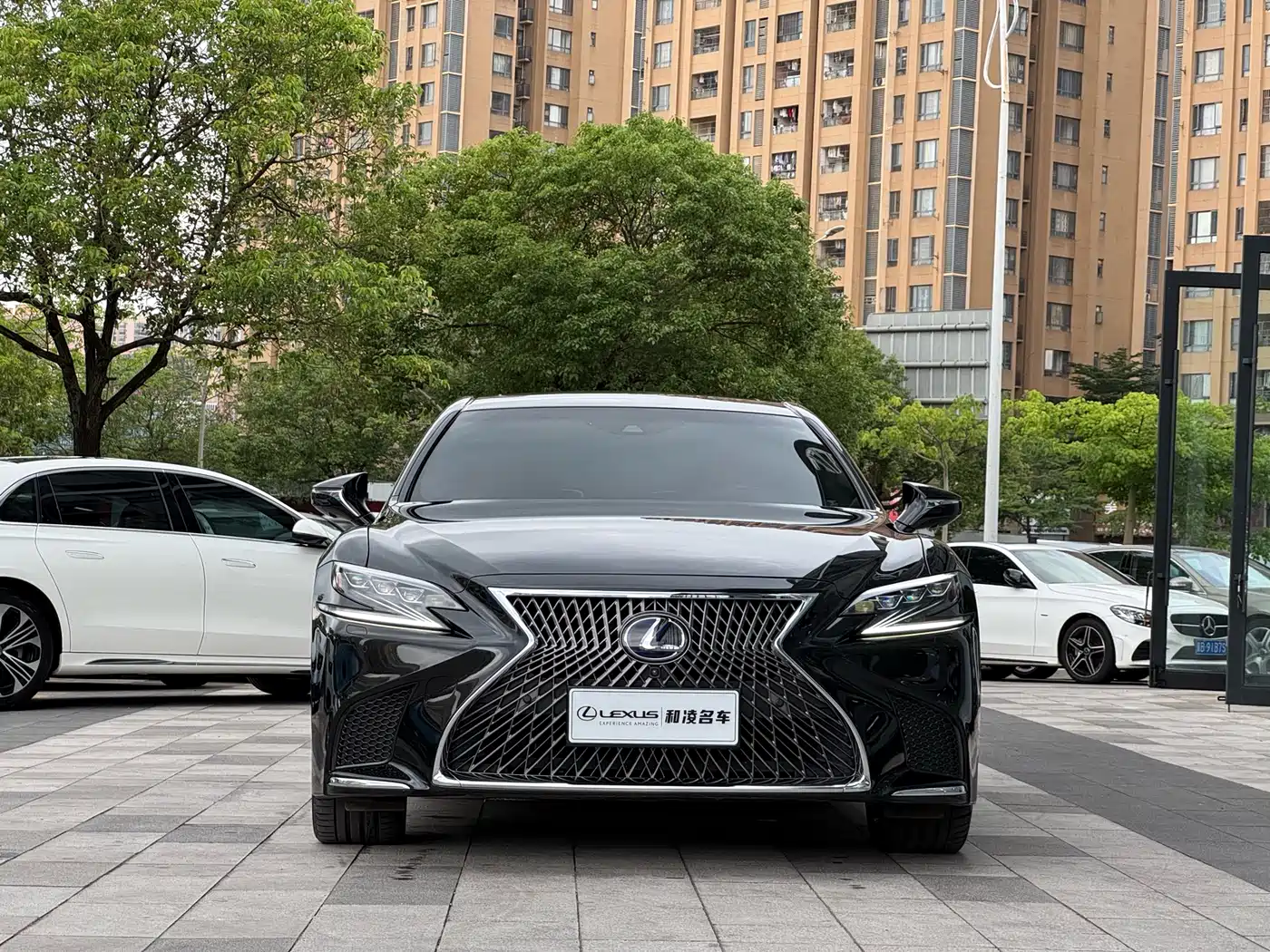 Lexus LS 2018 500h Executive Edition China V фото 2