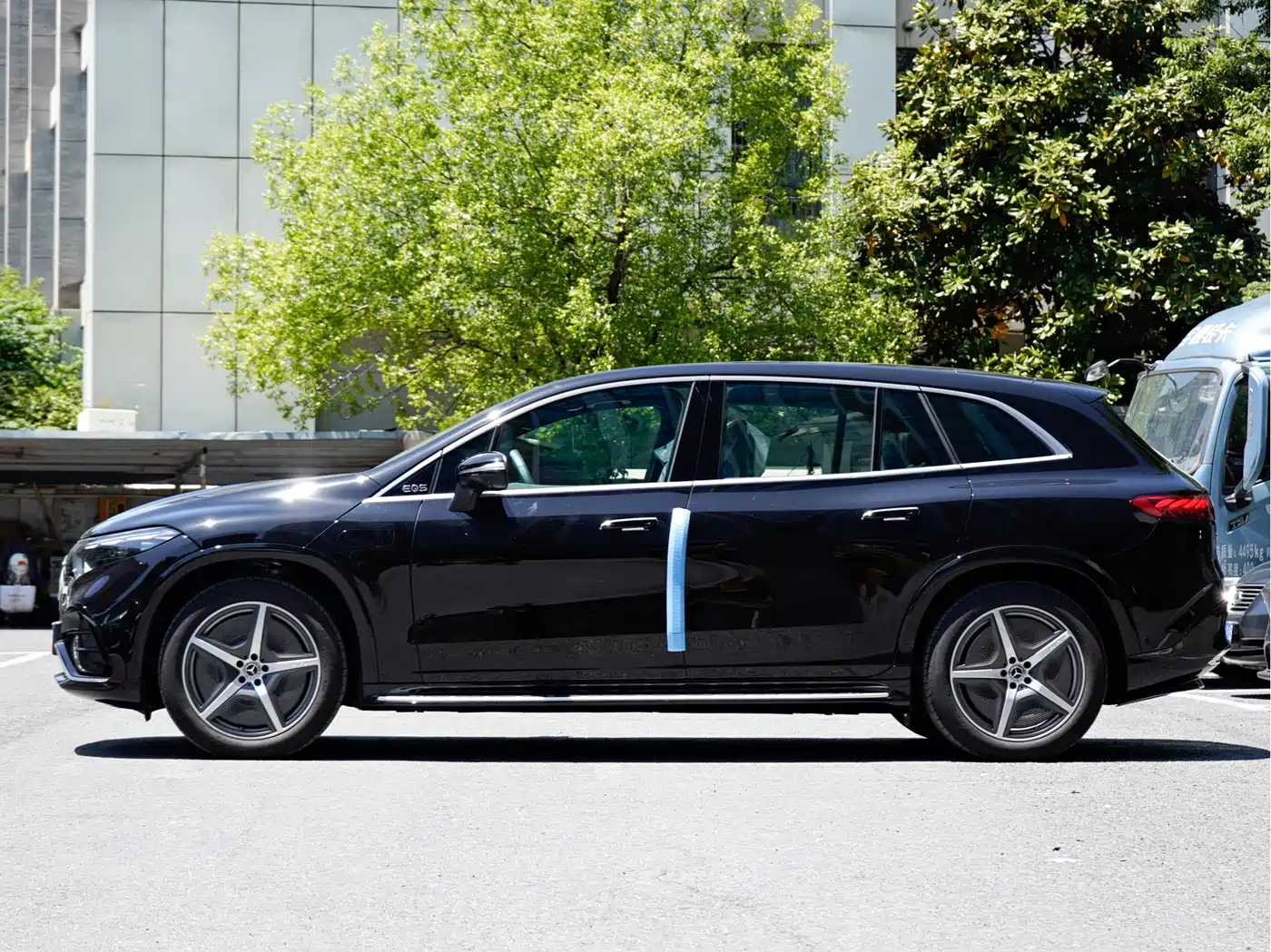 Mercedes-Benz EQS SUV 2025 Model 500 4MATIC фото 3