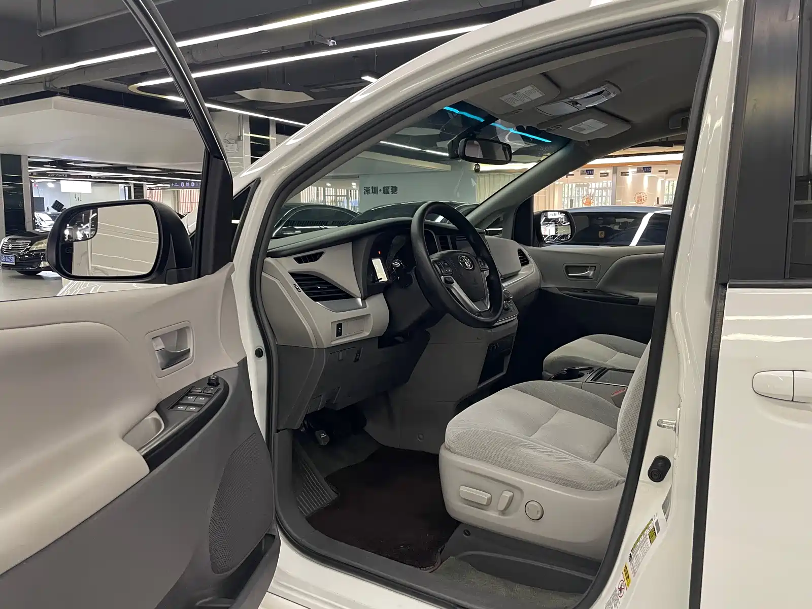 Photo 6 - Toyota Sienna
