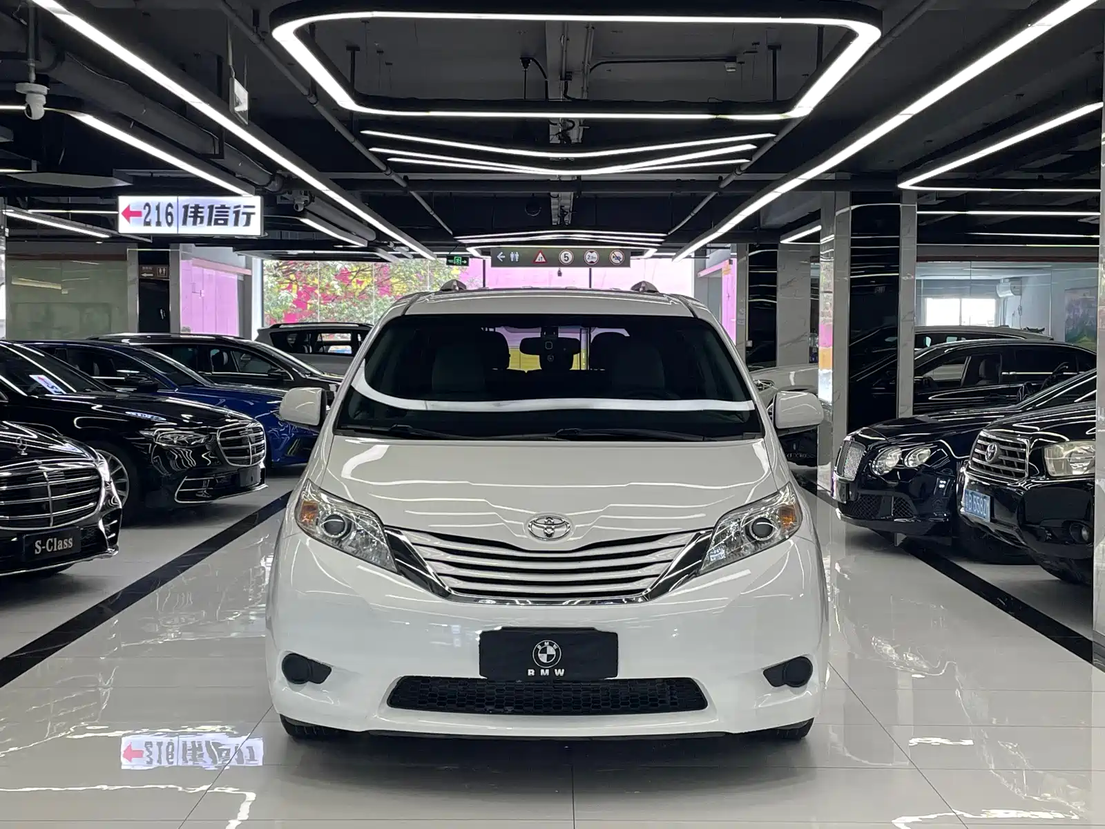 Photo 2 - Toyota Sienna