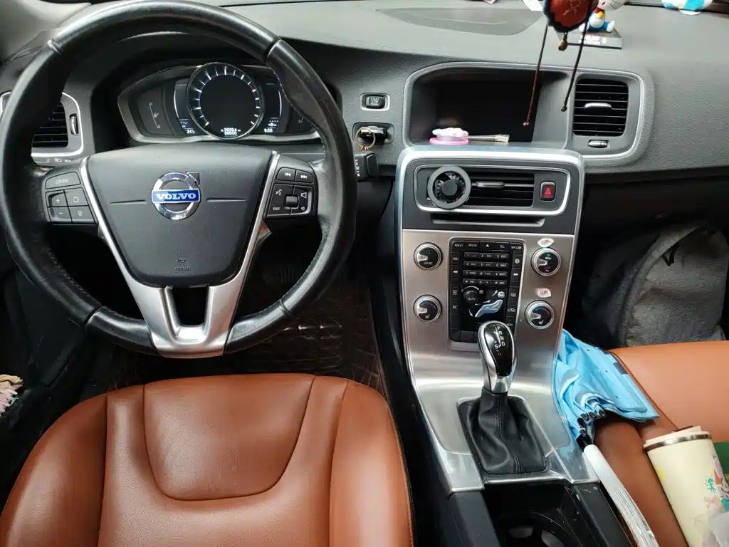 صورة 10 - Volvo S60