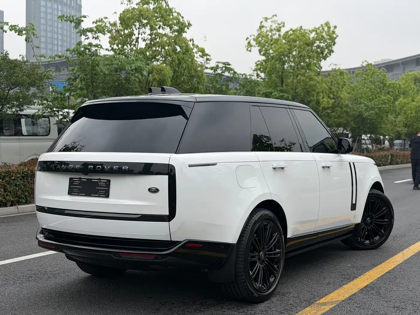 Land Rover Range Rover 2023 3.0 L6 360PS Golden Age Edition фото 15