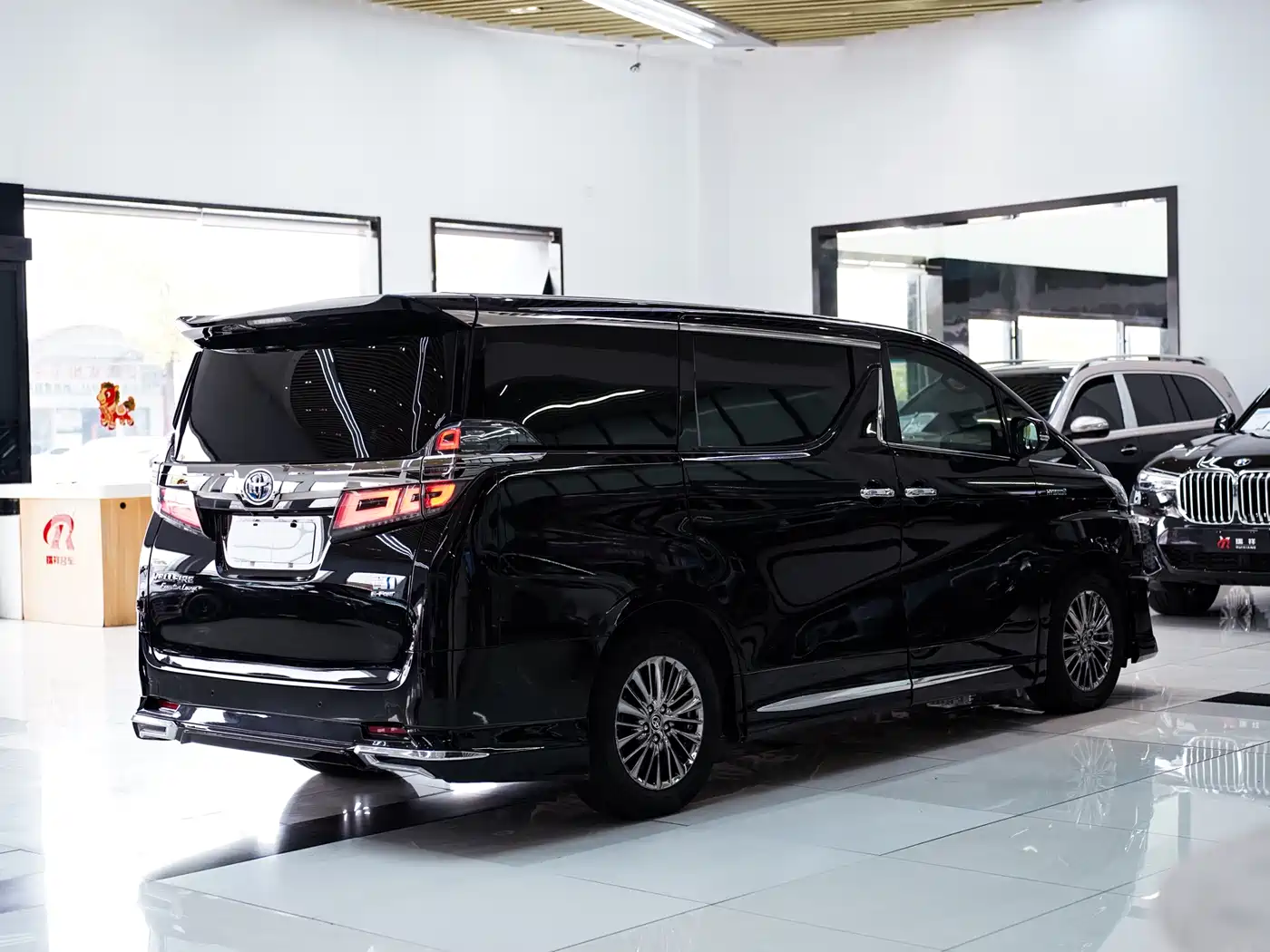Toyota Vellfire 2019 Hybrid 2.5L HV Premium Edition фото 19